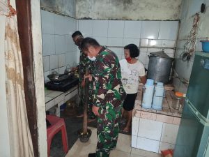 Masak bareng bersama keluarga yang memberikan tumpangan rumah