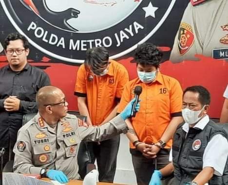 Anak Artis Rita Sugiarto Raffi Zuma Alias RZ di Tangkap Polisi Akibat kecanduan Narkoba di sebuah Hotel Jakarta Timur.