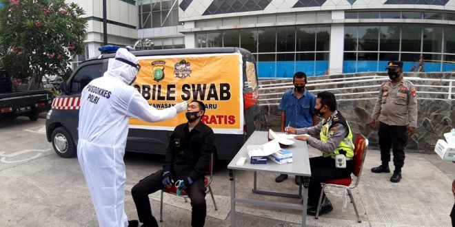 Kapolsek Kawasan Muara Baru Melakukan Giat Rapid Swab Antigen Gratis