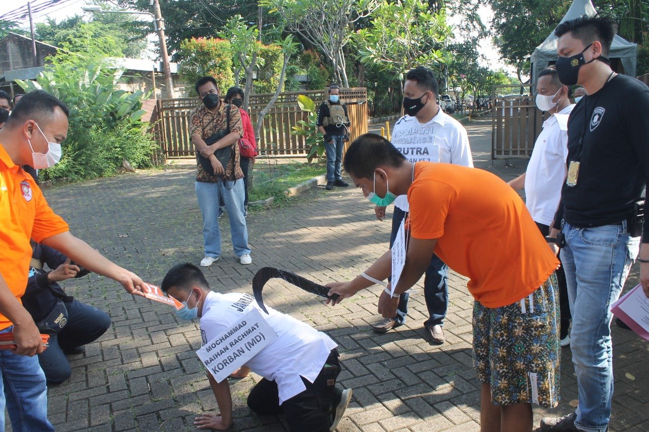 Polres Metro Jakbar Gelar Rekonstruksi Kasus Pembunuhan Futsal Berdarah di Bulak Teko kalideres.