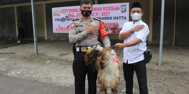 Polresta Bandara Soekarno-Hatta membagikan daging kurban