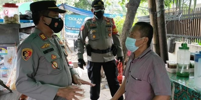 Kapolsek Tanjung Duren Kompol Rosana Albertina Labobar, S.IK., M.Si memberikan bantuan sosial